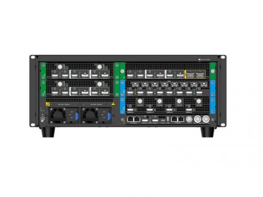Rückansicht des Seamless Switcher Pixelhue P80: Schwarzes Rackmount-Gerät mit beschrifteten Anschlüssen, Lüftern und Slots.