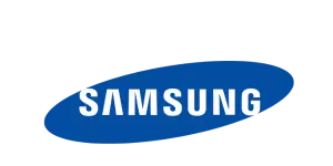 Samsung Logo: Weiße Großbuchstaben "SAMSUNG" im schrägen blauen Oval auf hellgrauem Hintergrund, Markenlogo für Elektronikprodukte.