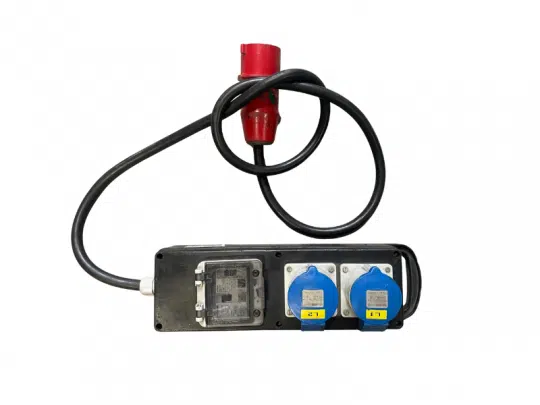 Mobile Strom-Unterverteilung 32A CEE-Rot: roter Stecker, zwei blaue Steckdosen, FI-Schutz und Klarsichtdeckel auf weißem Hintergrund.