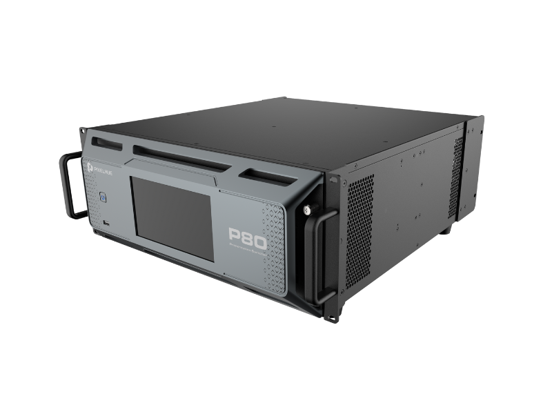 Pixelhue P80: Schwarzer, rack-montierter Server mit Griffen, Lüftungsgittern und großem Display auf der Frontblende.