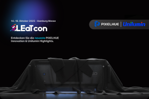 LED-Display HD225 mit BrightSign auf dunkler Bühne, blaue Beleuchtung, Pixelhue- und Unilumin-Logos, Leatcon 2025 Hamburg.