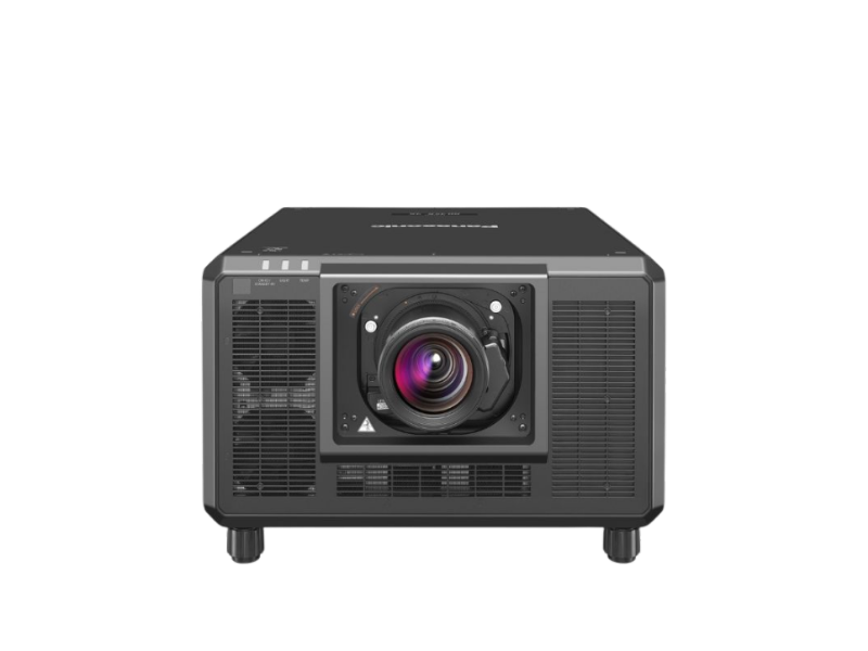 Panasonic PT-RQ35K: Schwarzer Beamer mit großem Objektiv, Lüftungsgittern und Tasten auf weißem Hintergrund.