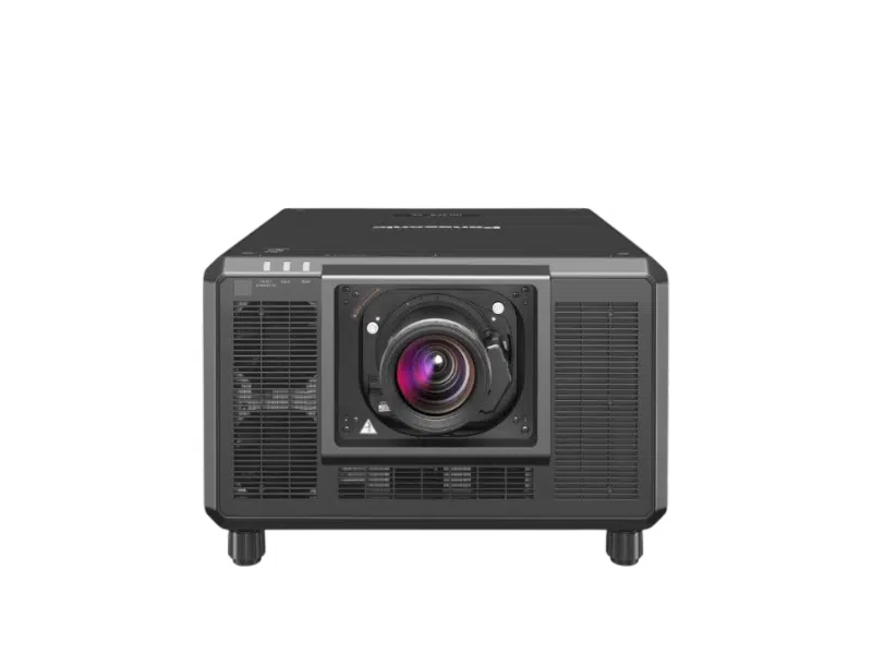 Panasonic PT-RQ35K: Schwarzer Beamer mit großem Objektiv, Lüftungsgittern und Tasten auf weißem Hintergrund.