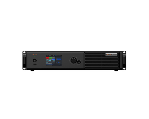 Schwarzer Audioverstärker mit Digitalanzeige, Regler, Lüftung und LED-Controller auf weißem Hintergrund; Produktfoto.