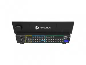 Rückansicht des Event-Controllers PIXELHUE U5 mit mehreren Anschlüssen, farbigen Steckplätzen und Pixelhue-Logo.