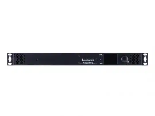 Lightware 1U Rackmount-Gerät, schwarz, mit Lüftungsschlitzen, Display, Tasten und Drehregler auf der Frontplatte.