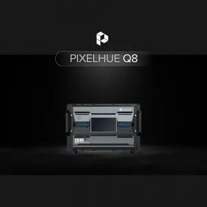 Das Pixelhue Q8: Schwarzes Gerät mit mittigem Display und Griffen, vor dunklem Hintergrund, Logo und Schriftzug darüber.