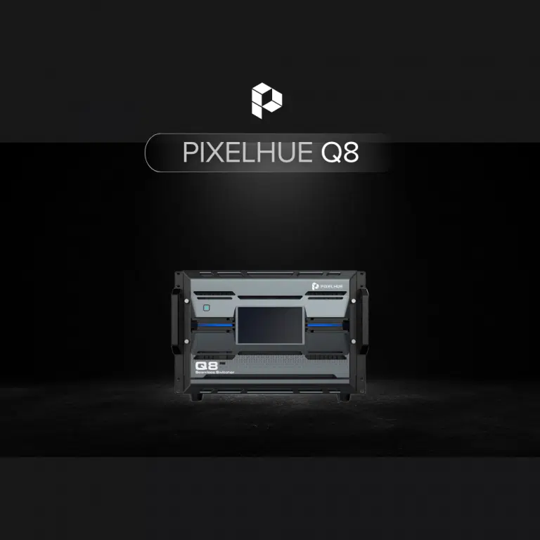 Das Pixelhue Q8: Schwarzes Gerät mit mittigem Display und Griffen, vor dunklem Hintergrund, Logo und Schriftzug darüber.