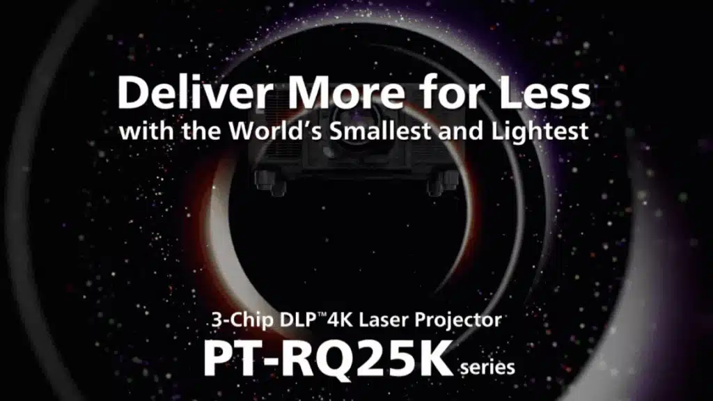 Produktbild des PT-RQ25K 3-Chip DLP 4K Laserprojektors, vor dunklem Hintergrund mit bunten Lichtpunkten und Schriftzug.