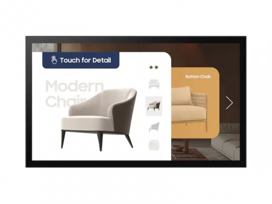 Samsung QM32C 32 Zoll UHD Display zeigt Möbel-Shop mit modernem Sessel, Stuhl-Thumbnails rechts und "Touch for Detail"-Button oben.