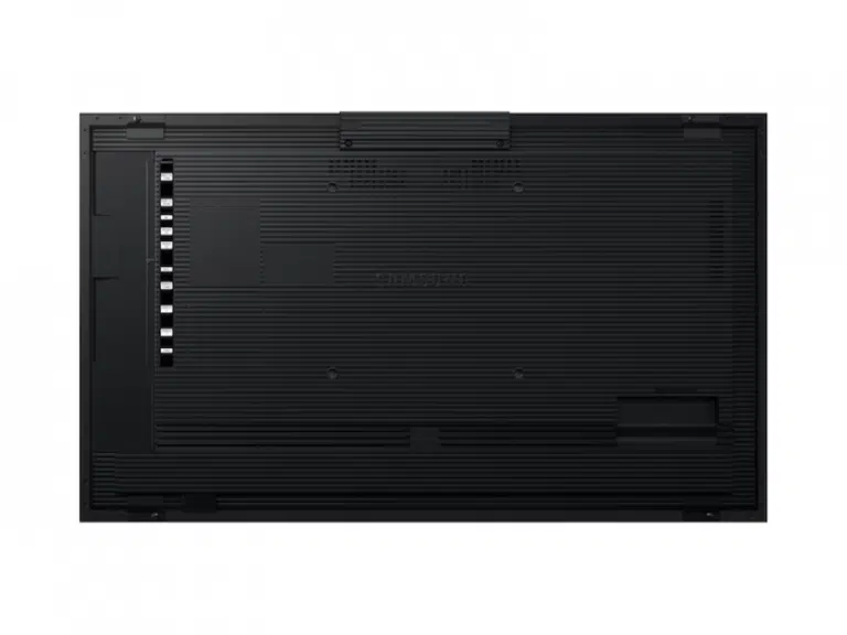 Rückseite des Samsung QM32C 32 Zoll UHD Displays, schwarze Fläche mit Lüftungsschlitzen, Anschlüssen und zentralem Samsung-Logo.