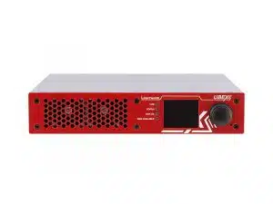 UBEX von Lightware: Rotes und graues 19-Zoll-Rackgerät mit Lüftungslöchern, Display, LEDs und Drehregler auf der Front.