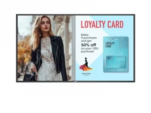 Signature Boutique Werbebild: Frau in weißem Kleid mit schwarzer Lederjacke, daneben blaue Treuekarte mit 50% Rabatt-Aktion.