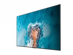 Das Hisense 100 Zoll Signage 100DM66E zeigt auf seinem dünnen Flachbildschirm eine felsige Halbinsel mit blauem Meer.