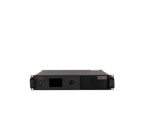 Frontansicht eines schwarzen Rackmount-Servers mit Display, Tasten, Leuchten und seitlichem Lüftungsgitter. Ideal für Serverräume.