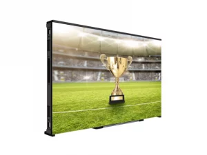 LED-Bandenmodul 10,00 mm Hisense SP100FE zeigt einen goldenen Pokal auf grünem Rasen im beleuchteten leeren Stadion.