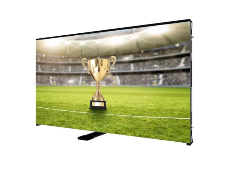 Das Hisense SP100FE LED-Bandenmodul zeigt einen goldenen Pokal auf einem Fußballfeld in einem vollen Stadion.