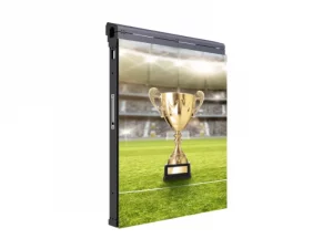 Das LED-Bandenmodul 10,00 mm - Hisense SP100FE zeigt einen goldenen Pokal auf einem Fußballfeld vor Stadion-Kulisse.