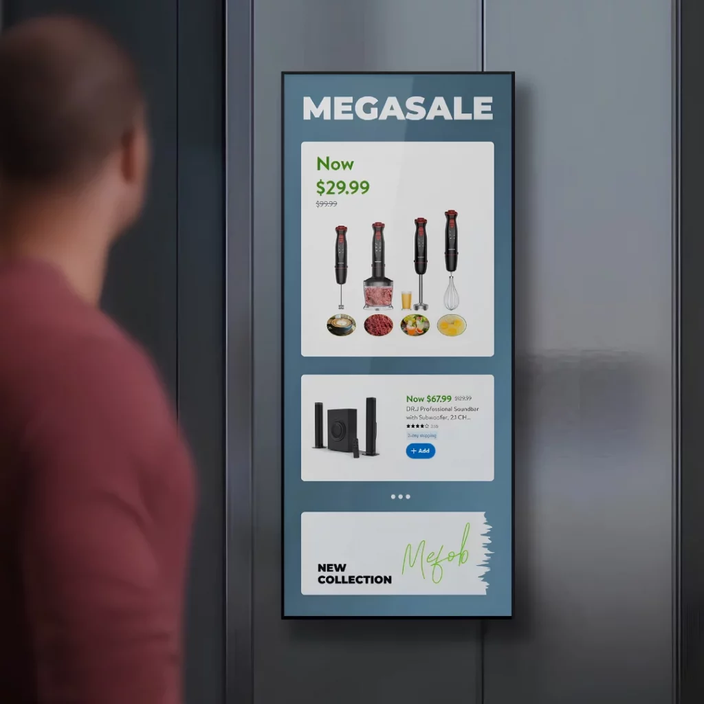 Person vor digitalem Display mit MEGASALE für Küchenutensilien ab 29,99 $, Rabattartikel und "New Collection"-Hinweis unten.