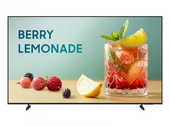Beerenlimonade: Ein Glas rosa Limonade mit Zitrone, Minze, Beeren und Zitronenscheiben, daneben der Name auf dem Bildschirm.