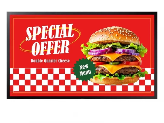 Double-Quarter-Cheeseburger mit Salat, Zwiebeln, Tomate und Käse im Sesambrötchen. Rotes Angebotsschild, grünes „New Menu“-Abzeichen.