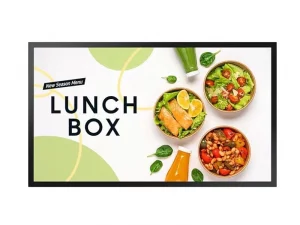 Menü der neuen Saison LUNCH BOX: Drei Lunchboxen mit Salat, gegrilltem Fisch, Gemüse, Bohnen und zwei Säften vor weißem Hintergrund.