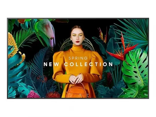 Eine Frau trägt ein leuchtend orangefarbenes Kleid aus der „Spring New Collection“ vor einem tropischen, bunten Hintergrund mit Blättern und Blumen.