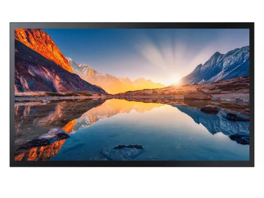 Samsung-Breitbildfernseher mit einer brillanten Berglandschaft bei Sonnenaufgang, Sonnenstrahlen und einem spiegelnden See auf dem Bildschirm.