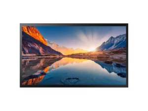 Samsung QM55B-T: Das 55-Zoll-UHD-Touch-Display zeigt ein detailreiches Bergpanorama mit Sonnenaufgang und Spiegelung im See.