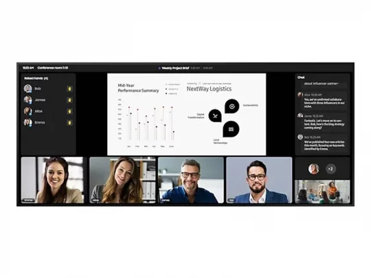 Das Produktbild zeigt Microsoft Teams auf einem Monitor mit sechs Videokonferenzen, einer Präsentation und einer geöffneten Chat-Funktion.