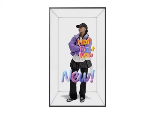 Produktbild: Person mit lila Jacke, dunkler Hose und Mütze in einem Rahmen. 3D-Schriftzug „Hot Right Now“ und „New!“ vor weißem Hintergrund.