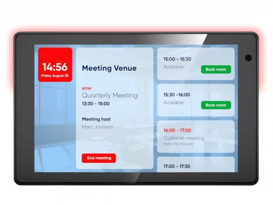 Das Produktbild zeigt das Touchscreen-Display „Room Scheduler“ mit einer übersichtlichen Anzeige des aktuellen Besprechungsplans, der Uhrzeit und des Datums. Es ist ersichtlich, welche Besprechungen gerade stattfinden oder geplant sind; außerdem können freie Zeitfenster direkt auf dem Display gebucht werden. Dank der klaren Struktur und der gut lesbaren Informationen ist das Gerät ideal für Menschen mit Sehbehinderung geeignet.