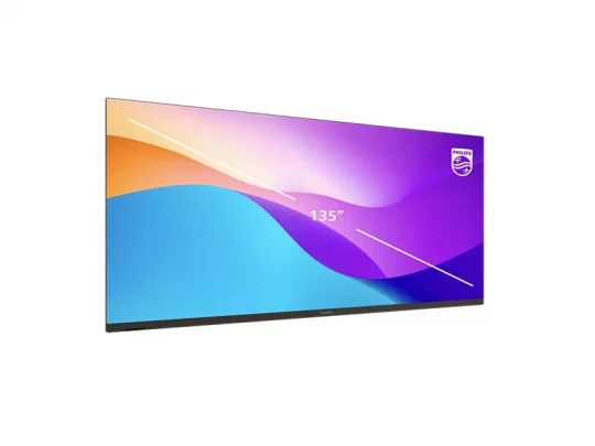 Philips 135-Zoll-Flachbildfernseher mit großem, farbenfrohem Display in Blau, Orange und Lila; in der Mitte steht „135 inch“, oben rechts ist das Philips-Logo zu sehen.