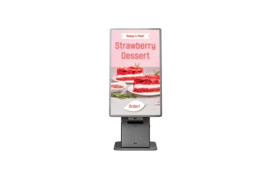 Ein digitaler Touchscreen auf einem grauen Ständer zeigt eine Werbeanzeige für „Strawberry Dessert“ mit Bildern von Erdbeer-Dessertwürfeln und einer Schaltfläche mit der Aufschrift „Order!“. Ideal für die Bestellung von „Strawberry Dessert“ über das Display; das Produkt ist gut erkennbar.