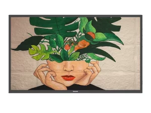 Produktbild: Das digitale Kunstwerk „Flora Face“ zeigt das Gesicht einer Frau mit roten Lippen, deren Augen von großen grünen Blättern und orangefarbenen Blumen verdeckt sind; ihr Kopf verschmilzt mit pflanzlichen Elementen vor einem beigen, strukturierten Hintergrund.