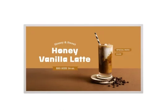 Ein Honig-Vanille-Latte, gekühlt serviert in einem hohen Glas mit Strohhalm, steht auf einem braunen Untergrund neben Kaffeebohnen; auf beigem Hintergrund sind der Produktname, die Größe (16 oz) und der Preis ($5,50) zu sehen.