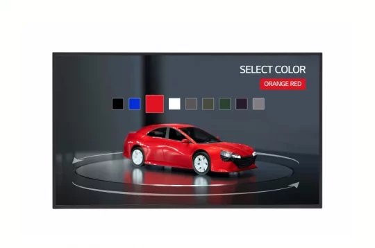Auf einem digitalen Display ist ein rotes Spielzeugauto zu sehen, darüber verschiedene auswählbare Farboptionen. Die Farbe „Orange Red“ ist markiert. Das Bild zeigt das Produkt vor einem dunklen, modernen Hintergrund.
