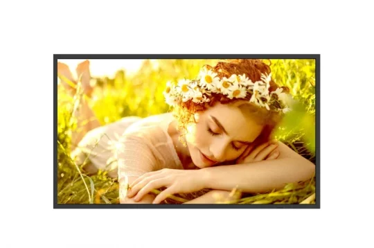 Produktbild einer Frau mit lockigem Haar und Blumenkranz, die entspannt im Gras liegt und die Augen geschlossen hat. Das Sonnenlicht erzeugt einen warmen, goldenen Schimmer und vermittelt eine ruhige, friedliche Atmosphäre im Freien. Ideal für die Suchbegriffe: Blumenkranz, Damen, Accessoire, Outdoor, Entspannung.