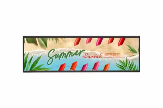Produktbild des „Summer Lipstick“: Rechteckiges Banner mit grün-rotem Schriftzug; oben und unten sind verschiedene Lippenstifte in sommerlichen Farben angeordnet. Im Hintergrund sind ein Sandstrand, grüne Blätter und blaues Wasser zu sehen.