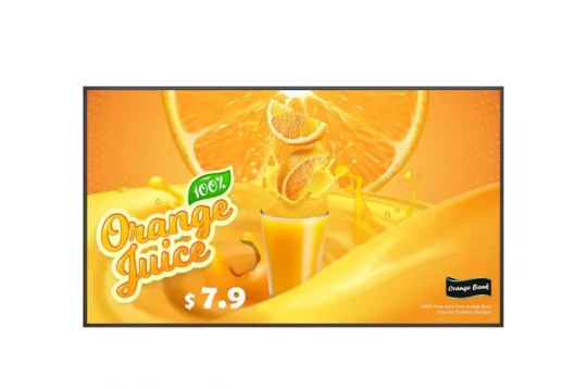 Das Produktbild zeigt eine Flasche mit 100 % Orangensaft, aus der eine Saftwelle spritzt, frische Orangenscheiben sowie den Preis von 7,90 $. Unten rechts ist das Logo der Orange Bank zu sehen.