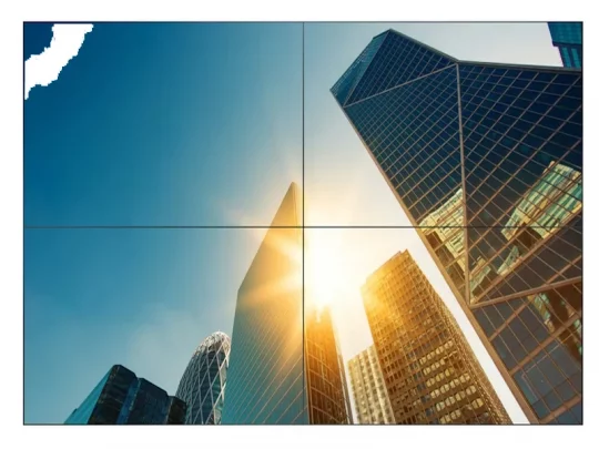 Produktbild moderner Wolkenkratzer mit spiegelnden Glasfassaden, fotografiert aus der Froschperspektive vor blauem Himmel; Sonnenlicht scheint zwischen den Gebäuden hindurch und sorgt für warme Lichtreflexe. Ideal zur Darstellung urbaner Architektur und Skyline.