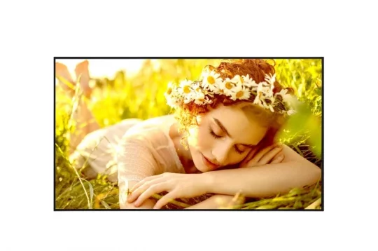 Das Produktbild zeigt eine junge Frau mit einem Blumenkranz im Haar. Sie liegt entspannt auf sonnenbeschienenem Gras, lächelt mit geschlossenen Augen und ist von warmem, gelbem Licht umgeben. Ideal für die Präsentation unseres Sommer-Accessoires „Blumenkrone aus Wildblumen“.