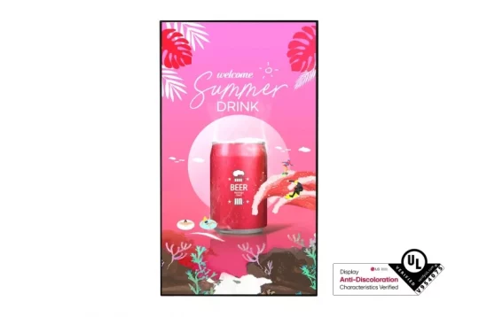 Sommerliches Produktbild: Rosa Poster mit tropischen Blättern, Getränkedose mit der Aufschrift „Beer“ und dem Text „Welcome Summer DRINK“. Ein Surfer, Strand- und Meeresmotive sowie das UL Anti-Discoloration-Logo sind abgebildet. Perfekt für sommerliche Getränkekampagnen.
