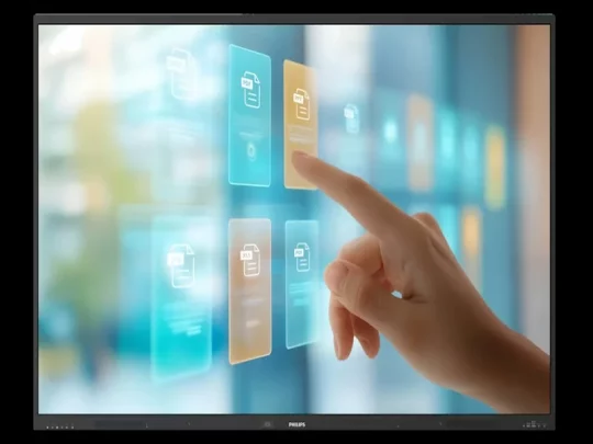 Digitale Dokumentenmanagement-Software: Eine Hand tippt auf einen virtuellen Bildschirm mit leuchtend blauen und orangefarbenen Dokumentensymbolen – dies symbolisiert die einfache, intuitive Bedienung moderner Archivierungslösungen.