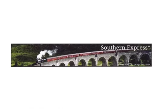 Produktbild des „Southern Express*“: Eine Dampflok fährt über ein großes Steinviadukt in einer grünen Landschaft. Oben rechts sind der Produktname „Southern Express*“ und eine Website-URL zu sehen.