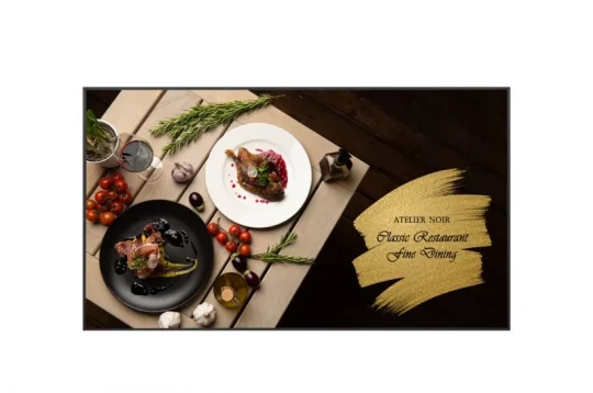 Atelier Noir Classic Restaurant Fine Dining: Zwei Teller mit Gourmet-Gerichten aus frischen Zutaten auf einem Holztisch, daneben eine schwarze Schachtel mit goldener Aufschrift. Ideal für Feinschmecker und Liebhaber exklusiver Kulinarik.