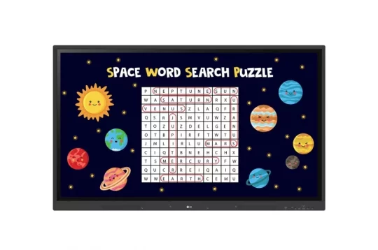 Weltraum-Worträtsel für Kinder: Digitales Rätselbild mit schwarzem Hintergrund, einem zentralen Buchstabenraster und bunten Cartoon-Planeten, Sternen und einer lachenden Sonne als Dekoration. Ideal für sehbehinderte Nutzer, da die Bildkontraste deutlich erkennbar sind.
