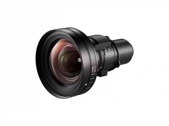 Sony FE 50 mm f/1,8 Objektiv, schwarz, in Nahaufnahme mit sichtbaren Glaselementen und Fokusskala vor weißem Hintergrund.