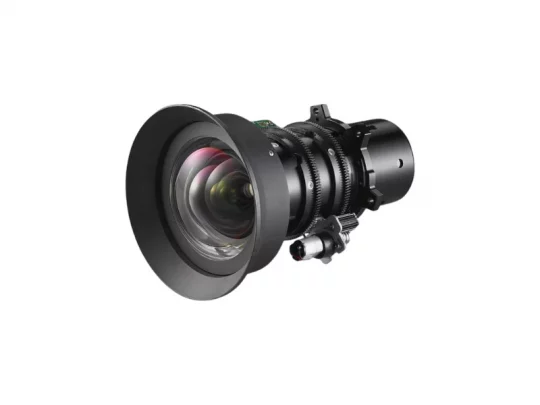 Sony FE 24–70 mm f/2,8 GM-Objektiv mit großem Frontelement, Bedienringen und Einstellknöpfen vor weißem Hintergrund.