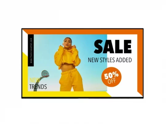 Eine Frau trägt ein gelbes Outfit und posiert vor blauem Himmel; daneben steht: SALE, neue Styles hinzugefügt, 50 % Rabatt, neue Trends. Das Bild zeigt moderne Mode in kräftigen Farben und auffälligem Design.